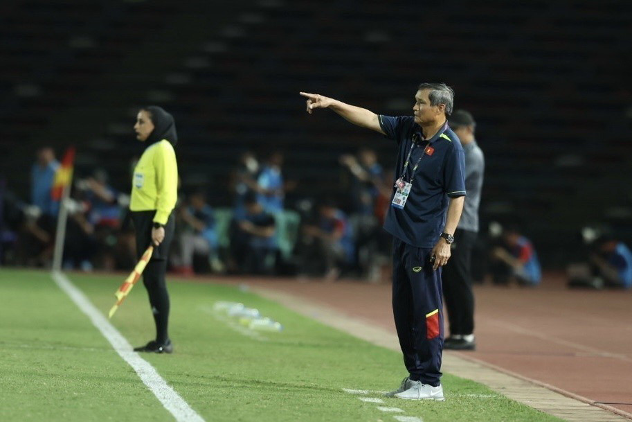 HLV Mai Đức Chung luôn đưa chỉ đạo cần thiết để các học trò có thể giành thế chủ các trong các tình huống. (Ảnh: Minh Quyết/TTXVN)