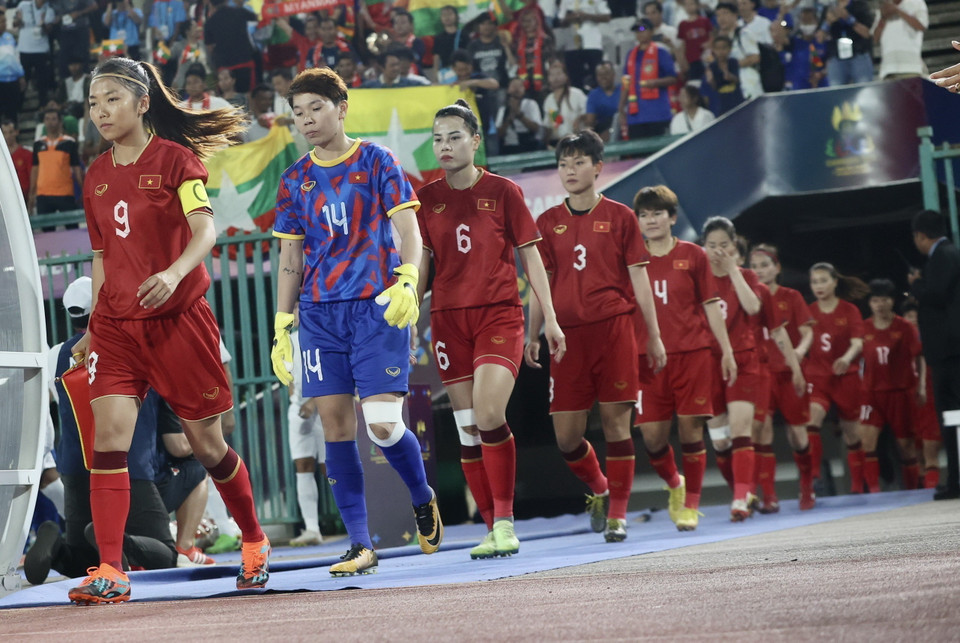 Tuyển Nữ Việt Nam bước ra sân sẵn sàng chinh phục tấm huy chương Vàng SEA Games 32. (Ảnh: Hoàng Linh/TTXVN)