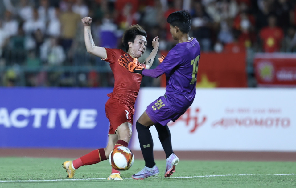 Phút 12, Tuyết Dung (7) đẩy bóng qua thủ môn của Myanmar. (Ảnh: Hoàng Linh/TTXVN)