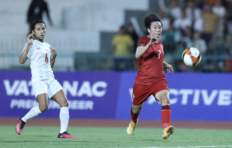 Sang hiệp 2, các cầu thủ Việt Nam tiếp tục là những người thi đấu chủ động. (Ảnh: Hoàng Linh/TTXVN)