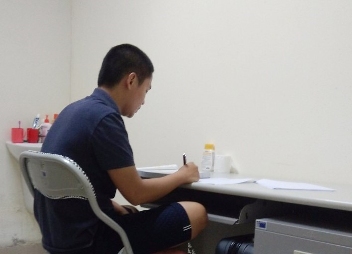 Khoảnh khắc tĩnh lặng trong đêm khuya của một nhân viên y tế để ghi chép lại toàn bộ những gì diễn ra trong ngày, có thể là công việc, có thể chỉ là vài dòng nhật ký cho cá nhân. (Ảnh: TTXVN phát)