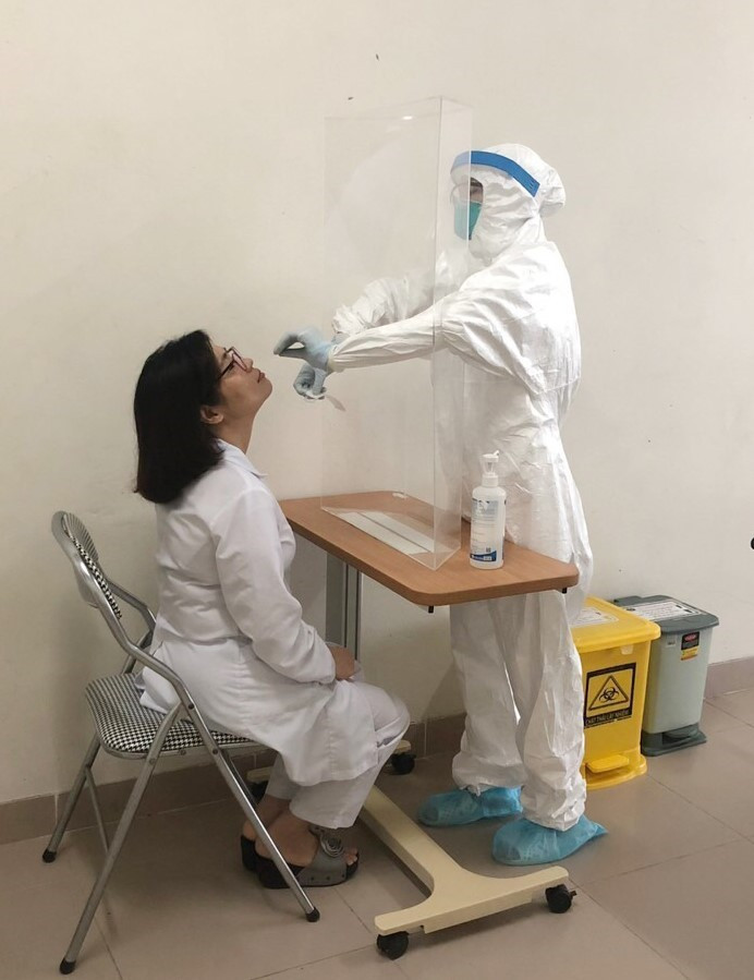 Việc chăm sóc y tế, sức khỏe cho nhau trong đội ngũ y, bác sỹ của bệnh viện luôn tuân thủ theo quy trình nghiêm ngặt để phòng, tránh lây nhiễm dịch bệnh. (Ảnh: TTXVN phát)