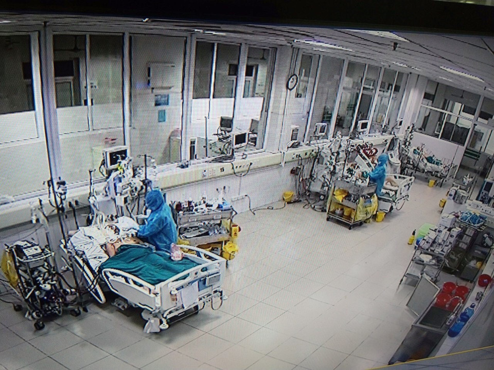 Không chỉ phải đối mặt với bệnh dịch, mà những thầy thuốc nơi tuyến đầu ấy có thể còn phải đánh đổi cả sức khỏe và tính mạng của mình vì sức khỏe của nhân dân và sự an toàn của cả cộng đồng, khi đã có 2 bác sỹ của bệnh viện bị lây nhiễm SARS-CoV-2. (Ảnh: TTXVN phát)