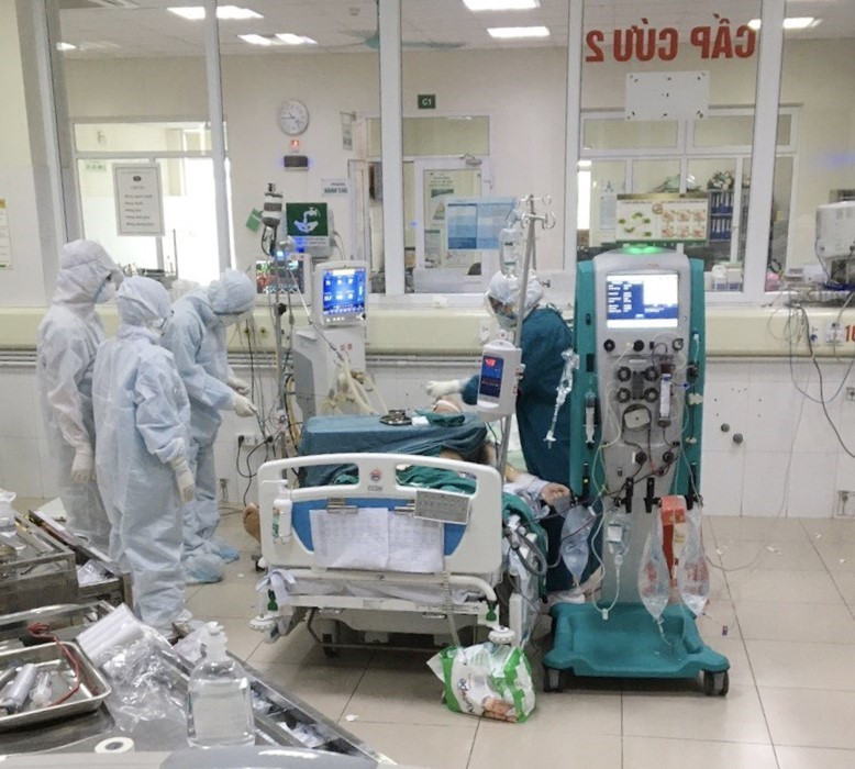 Từ mùng 2 Tết Nguyên đán, ngày bệnh viện tiếp nhận người bệnh đầu tiên vào khám sàng lọc, cho đến nay, đội ngũ bác sỹ, y tá, điều dưỡng, hộ lý túc trực ngày đêm, trực tiếp chăm sóc bệnh nhân, ăn ngủ luôn tại bệnh viện mà chưa có ai về nhà. (Ảnh: TTXVN phát)