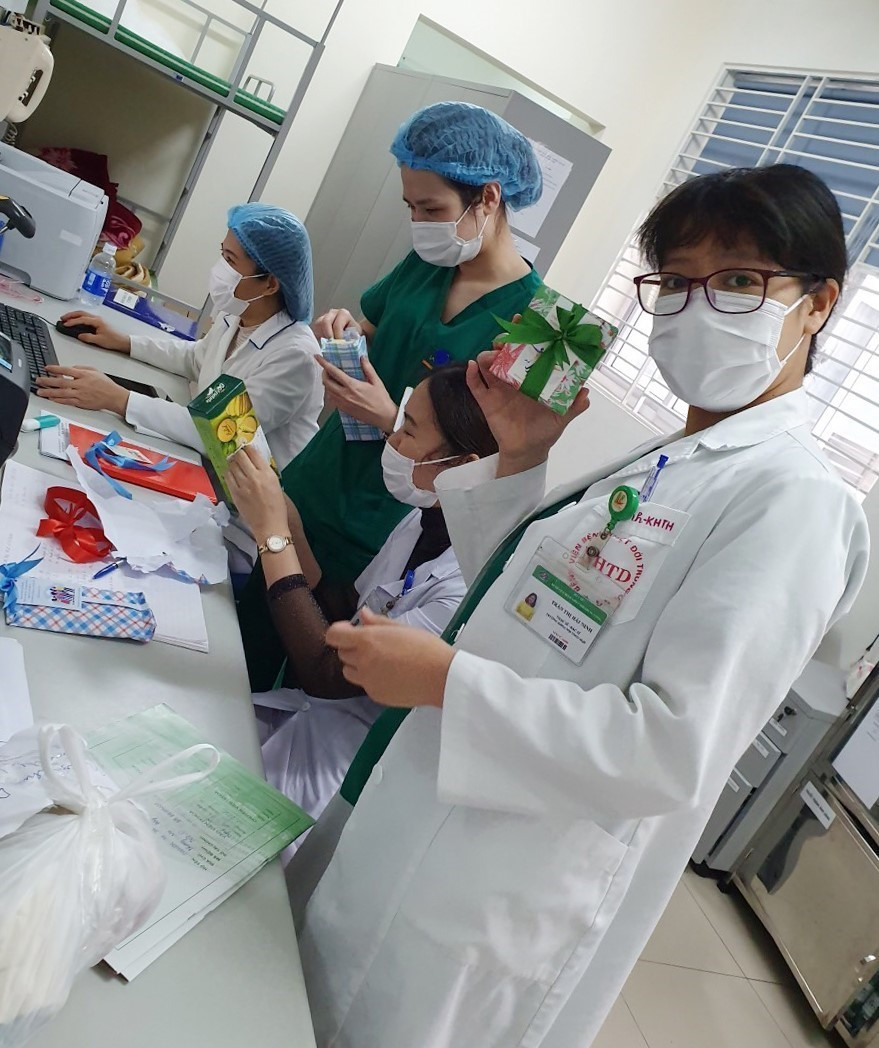  Trong muôn vàn gian lao, vất vả, những món quà của gia đình, người thân, bạn bè và cộng đồng là những liều thuốc tinh thần vô giá để động viên đội ngũ bác sỹ, nhân viên y tế giữ vững sự lạc quan, tự tin vào công việc. (Ảnh: TTXVN phát)