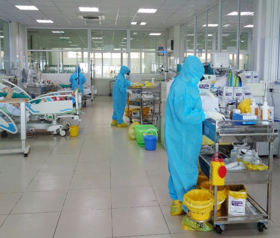 Công tác chống dịch được thực hiện từ những điều nhỏ nhất như chuẩn bị dung dịch sát khuẩn, giấy vệ sinh, đến nơi ăn, chỗ ở cho người bệnh, người cách ly, rồi các phương án cách ly, phác đồ điều trị… (Ảnh: TTXVN phát)