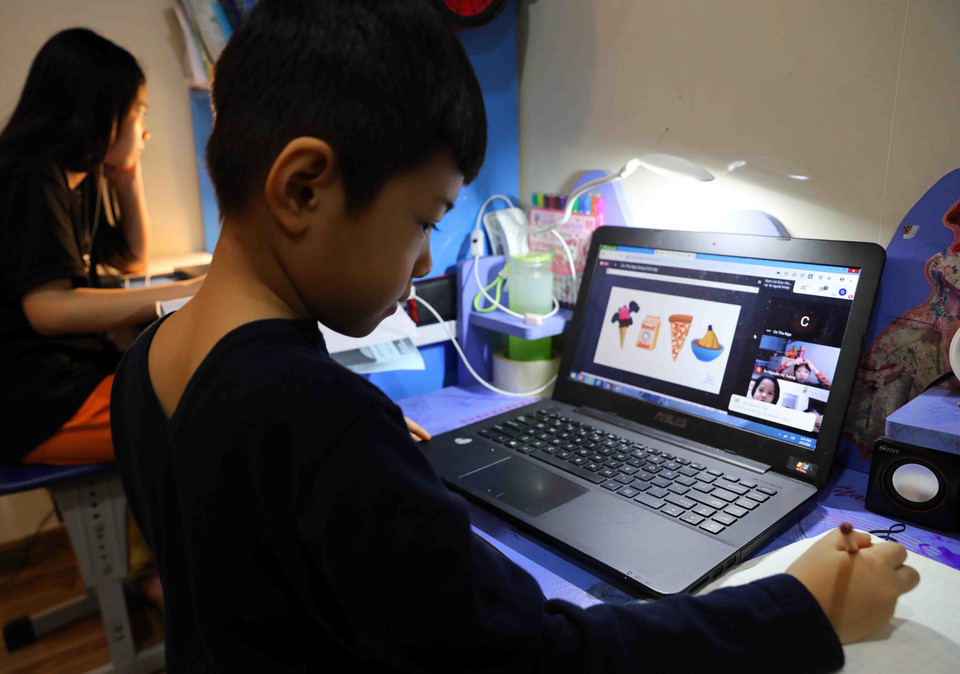 Học sinh trường Tiểu học Vinschool (Hà Nội) học trực tuyến tại nhà. (Ảnh: Thanh Tùng/TTXVN)