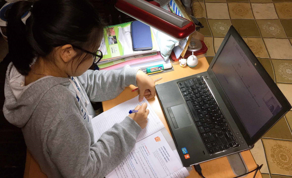 Học sinh trường THPT Việt Đức (Hà Nội) học trực tuyến tại nhà. (Ảnh: TTXVN)