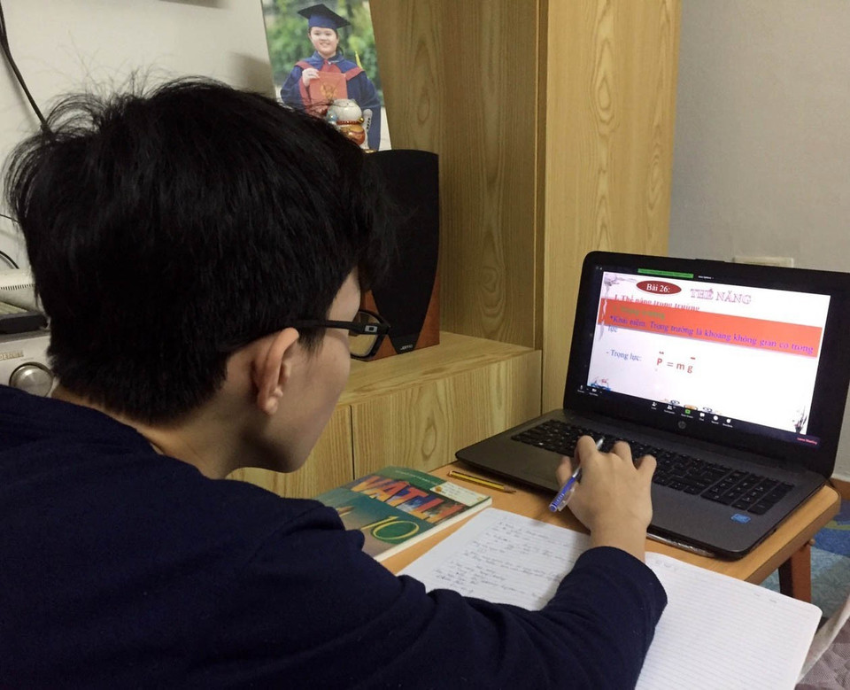  Học sinh trường THPT Việt Đức (Hà Nội) học trực tuyến tại nhà. (Ảnh: TTXVN phát)