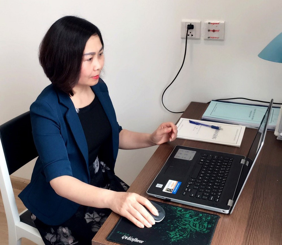 Giáo viên trường THPT Việt Đức (Hà Nội) dạy học trực tuyến. (Ảnh: TTXVN)