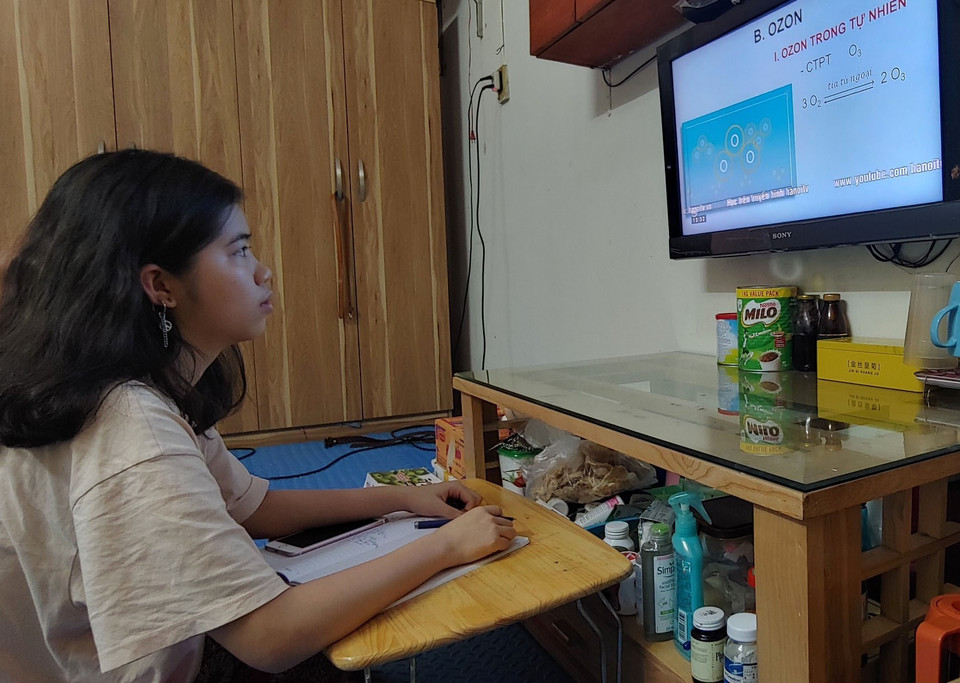 Học sinh trường THPT Cầu Giấy (Hà Nội) học qua truyền hình tại nhà. (Ảnh: Nguyễn Cúc/TTXVN)