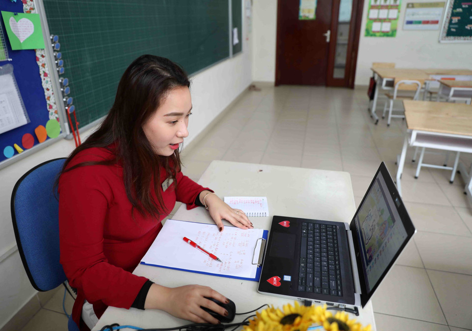 Học sinh trường THCS Nghĩa Tân (Cầu Giấy, Hà Nội) học qua truyền hình tại nhà. (Ảnh: Nguyễn Cúc/TTXVN)