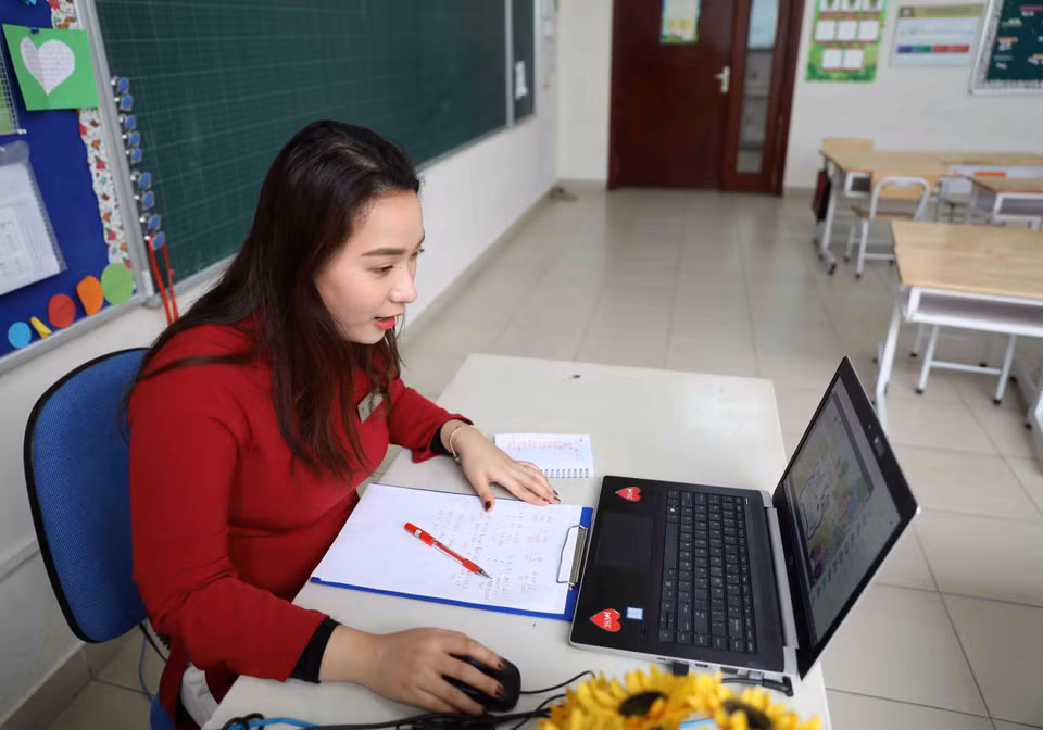 Học sinh trường THCS Nghĩa Tân (Cầu Giấy, Hà Nội) học qua truyền hình tại nhà. (Ảnh: Nguyễn Cúc/TTXVN)