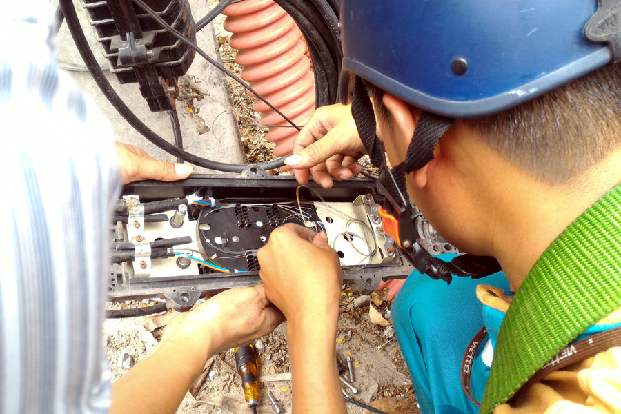 Kiểm tra hộp măng xông. (Ảnh: Trung Hiền/Vietnam+)