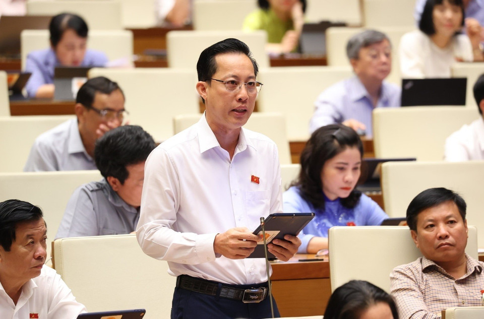 Đại biểu Trịnh Minh Bình, Đoàn đại biểu Quốc hội tỉnh Vĩnh Long phát biểu. (Ảnh: Văn Điệp/TTXVN)