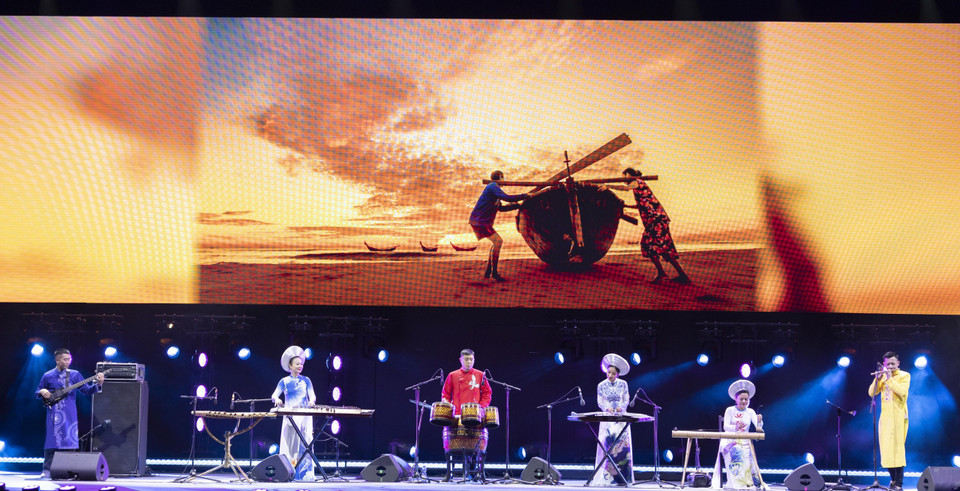 Chương trình nghệ thuật truyền thống “Nhớ Hội An” (Miss Hoi An) tại sân khấu ngoài trời Dubai Millennium Amphitheater với sức chứa hơn 2000 gây ấn tượng với nhiều khách quốc tế. 