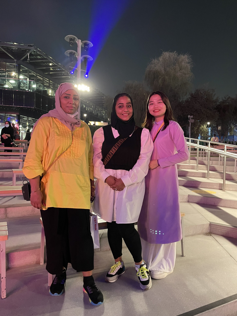  Sau khi thưởng thức chương trình nghệ thuật “Nhớ Hội An”, bạn Alanoud Albuloshi đến từ Saudi Arabia chia sẻ: “Tôi chưa có cơ hội tới Việt Nam. Chương trình biểu diễn của các bạn thật tuyệt vời. Tôi ước một ngày nào đó sẽ có dịp du lịch Việt Nam. Tôi cũng sẽ ghé thăm Nhà triển lãm Việt Nam tại Expo để thưởng thức ẩm thực của nước bạn”. (Nguồn: Vietnam+)