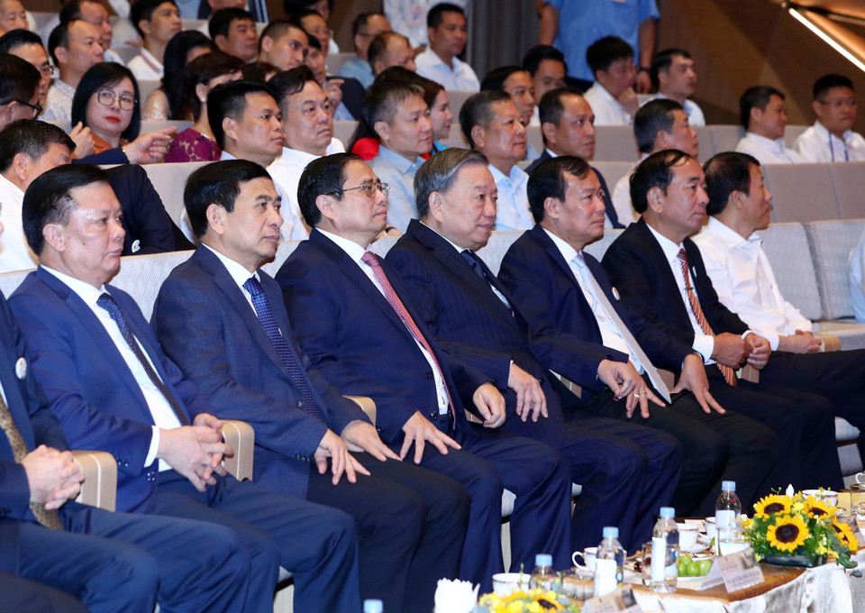 Thủ tướng Phạm Minh Chính và các đại biểu dự chương trình nghệ thuật tại Nhà hát Hồ Gươm. (Ảnh: Phạm Kiên/TTXVN)