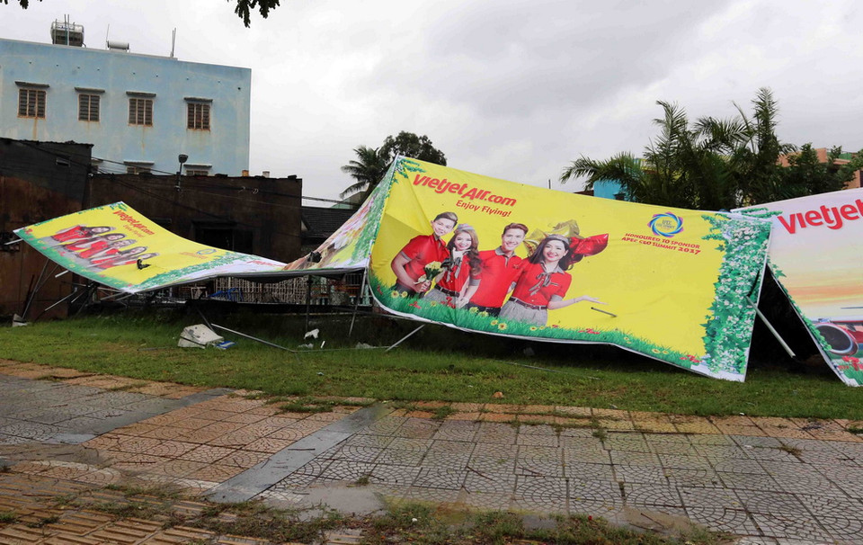 Các tấm panô quảng cáo trên các tuyến phố Đà Nẵng bị gió quật đổ. (Ảnh: Trần Lê Lâm/TTXVN)