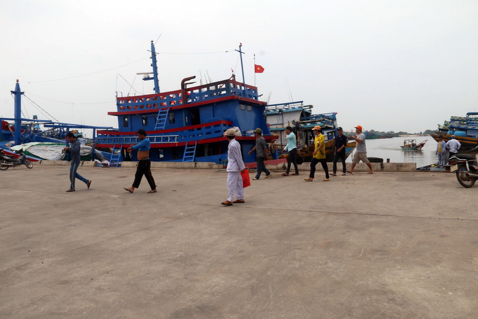 Ngư dân rời tàu cá lên bờ tránh bão tại cảng Hưng Thái (huyện Long Điền, Bà Rịa-Vũng Tàu). (Ảnh: Đoàn Mạnh Dương/TTXVN)