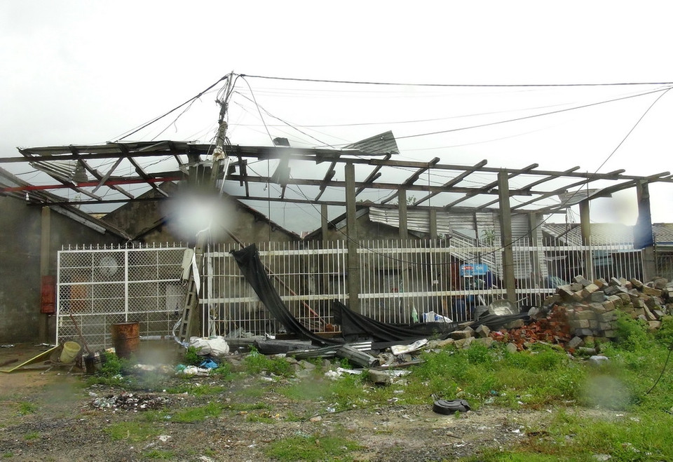 Nhà của người dân xã Đại Lãnh, huyện Vạn Ninh, Khánh Hòa bị tốc mái. (Ảnh: Nguyên Lý-TTXVN)