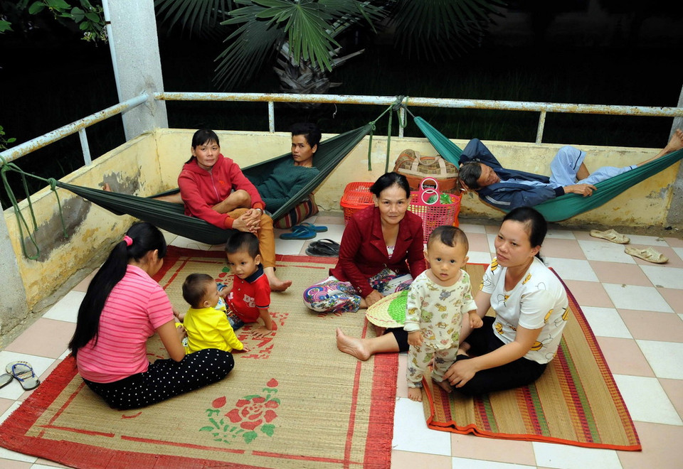 Người dân được di dời vào nơi trú ẩn an toàn tại trường THPT Cần Thạnh, huyện Cần Giờ, TP.HCM. (Ảnh: An Hiếu/TTXVN)