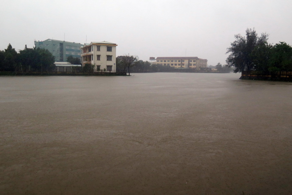 Hồ nước điều hòa tại thành phố Tam Kỳ, Quảng Nam đã đầy nước. (Ảnh : Đỗ Văn Trưởng/TTXVN)