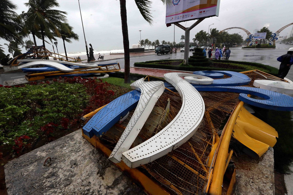 Một cổng chào lớn bằng sắt bị gió quật đổ tại Công viên biển Đông (Đà Nẵng). (Ảnh: Trần Lê Lâm/TTXVN)