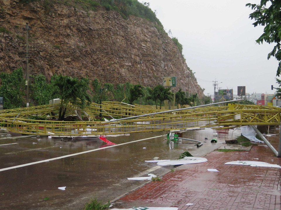 Cổng chào mỹ thuật bằng sắt không có trụ móng bị đổ chắn ngang đầu đường Nguyễn Tất Thành, thành phố Quy Nhơn. (Ảnh: Phạm Kha/TTXVN)