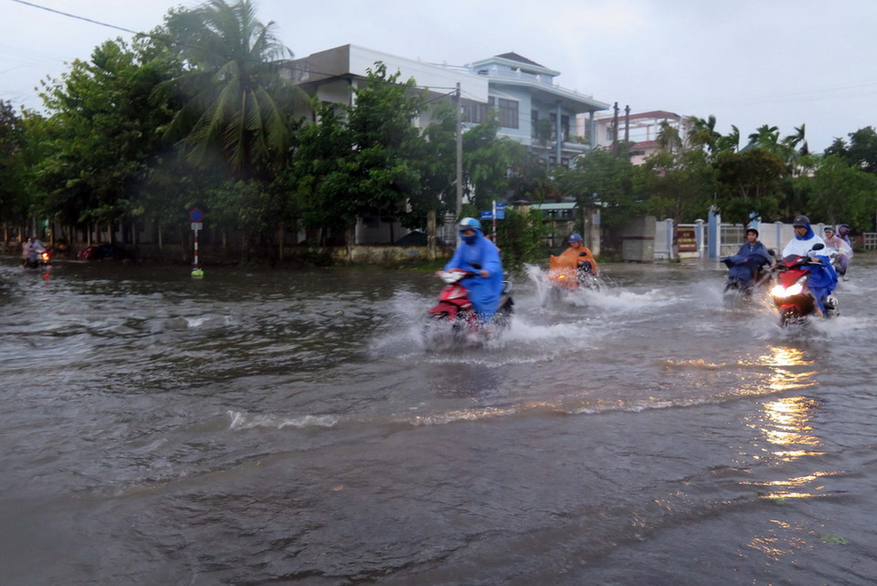 Mưa lớn gây ngập sâu trên đường Hùng Vương, thành phố Tam Kỳ, Quảng Nam. (Ảnh: Đỗ Văn Trưởng/TTXVN)