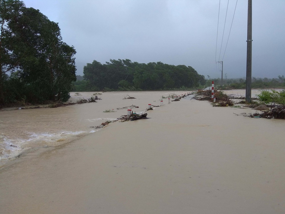 Đoạn đường từ trung tâm huyện Vân Canh đi xã Canh Thuận (huyện Vân Canh, tỉnh Bình Định) bị ngập trong nước, giao thông hoàn toàn tê liệt. (Ảnh: Quốc Dũng/TTXVN)