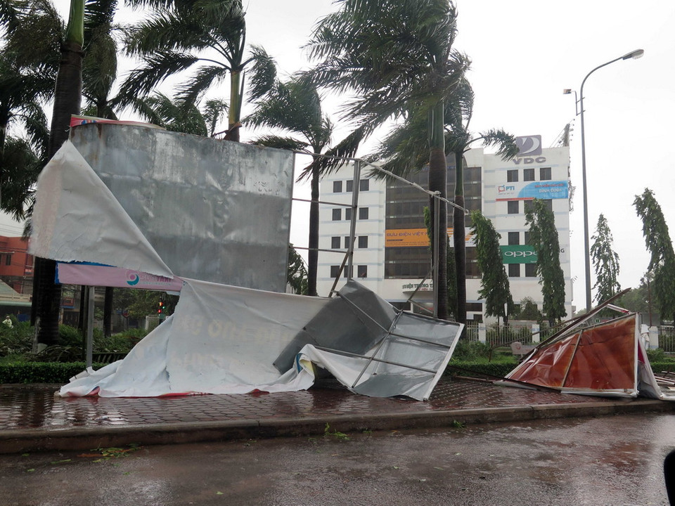 Hàng loạt cây xanh, pano bị đổ trên các tuyến đường tại thành phố Quy Nhơn. (Ảnh: Phạm Kha/TTXVN)