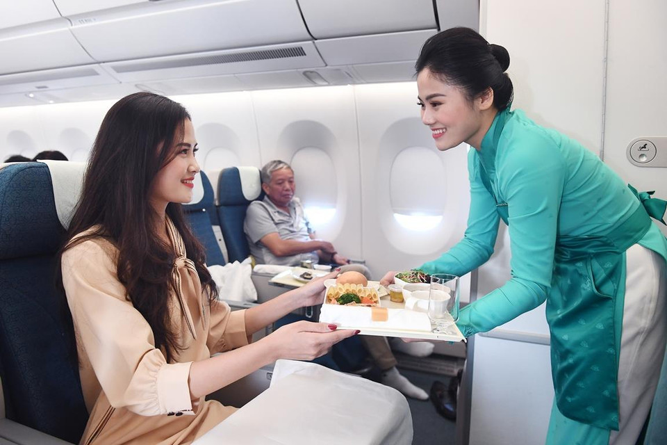 Thực đơn bữa sáng, trưa, tối gồm khai vị, món chính nóng, tráng miệng nguyên liệu cao cấp. (Ảnh: Đức Anh/Vietnam+)