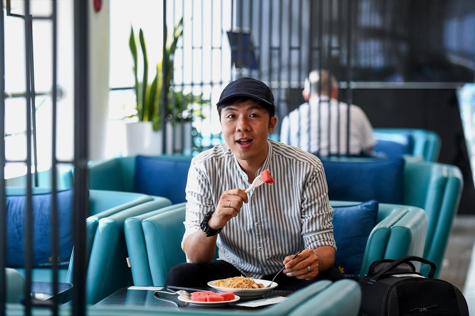 Hay thưởng thức trái cây, ăn lót dạ trong khi chờ lên máy bay. (Ảnh: Đức Anh/Vietnam+)