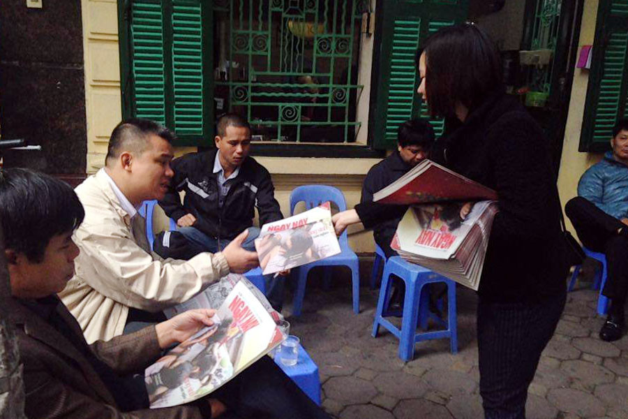 Quán càphê cũng là địa điểm quen thuộc mà tờ báo này tiếp cận độc giả. (Ảnh: CTV/Vietnam+)
