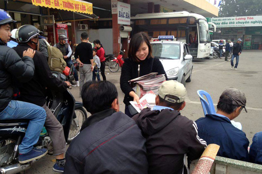 Tạp chí Ngày Nay được phát miễn phí tại bến xe Lương Yên, Hà Nội. (Ảnh: CTV/Vietnam+)