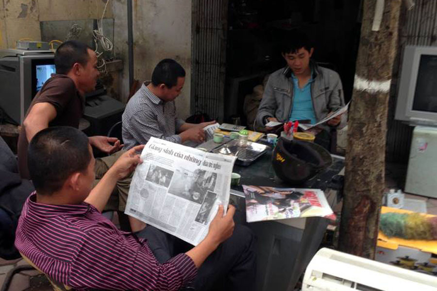 Tờ tạp chí này có sự cộng tác nội dung của nhiều Facebooker nổi tiếng, đem đến cho độc giả những bài viết ấn tượng. (Ảnh: CTV/Vietnam+)