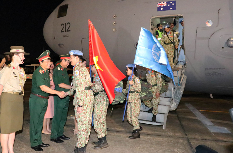 Nhóm cán bộ, chiến sỹ đầu tiên của Bệnh viện dã chiến cấp 2 số 1 xuống máy bay, trở về nước sau khi hoàn thành nhiệm vụ gìn giữ hòa bình tại Nam Sudan. (Ảnh: Xuân Khu/TTXVN)