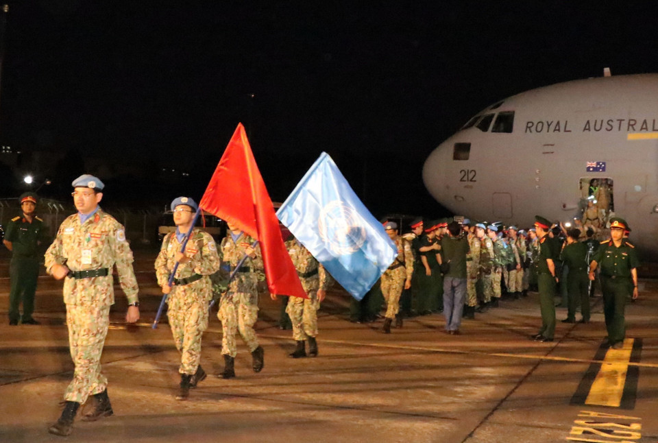 Nhóm đầu tiên gồm 31 cán bộ, chiến sỹ của Bệnh viện dã chiến cấp 2 số 1 xuống máy bay, trở về nước sau khi hoàn thành nhiệm vụ gìn giữ hòa bình tại Nam Sudan. (Ảnh: Xuân Khu/TTXVN)