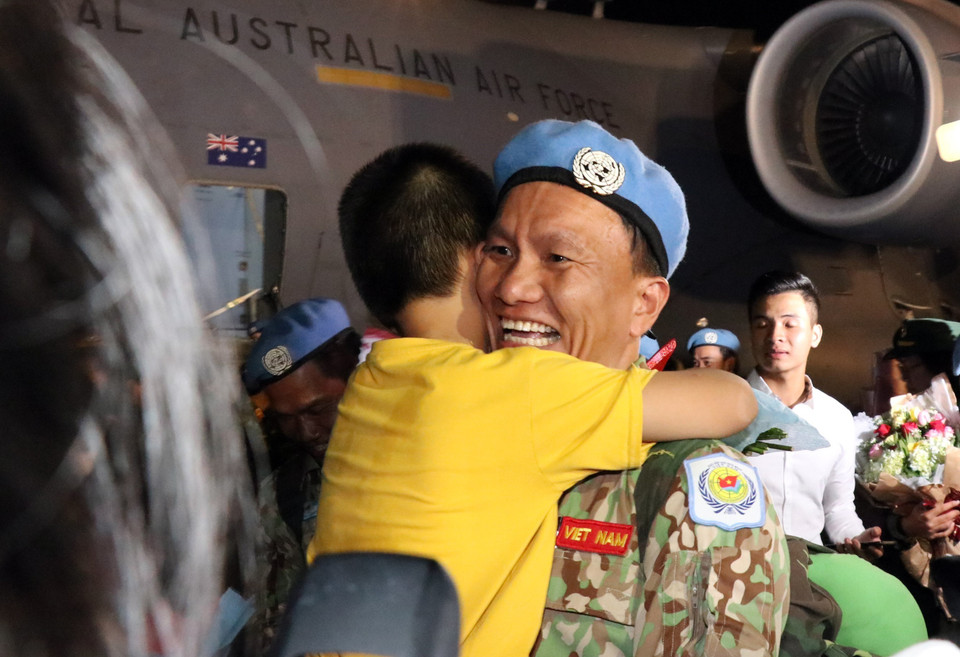  Niềm vui ngày trở về. (Ảnh: Xuân Khu/TTXVN)