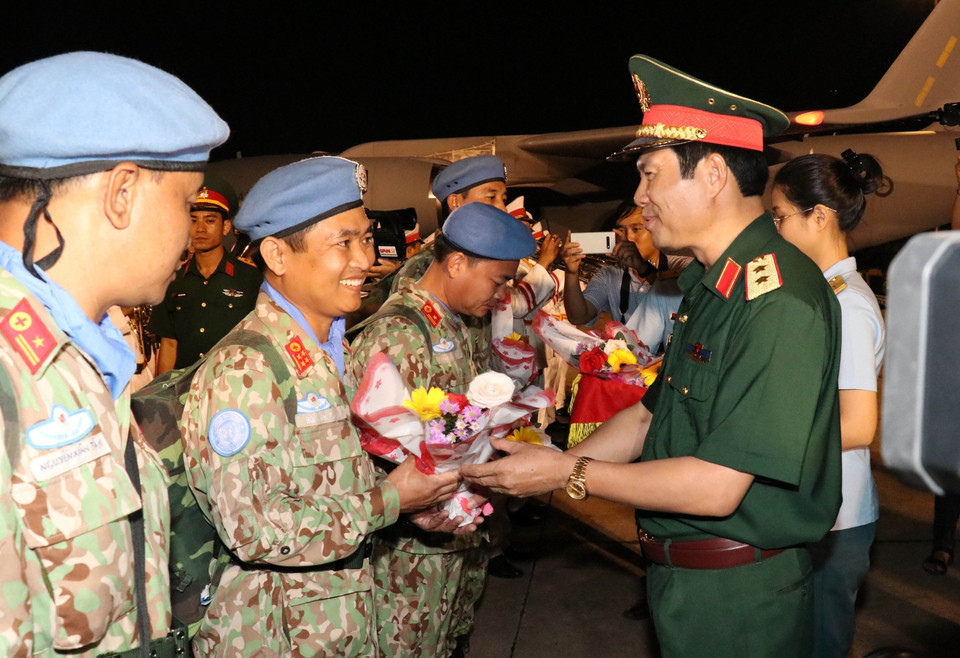 Trung tướng Nguyễn Tân Cương, Phó Tổng tham mưu trưởng Quân đội nhân dân Việt Nam tặng hoa chúc mừng các cán bộ, chiến sỹ Bệnh viện dã chiến cấp 2 số 1 trở về nước trong đợt này. (Ảnh: Xuân Khu/TTXVN)