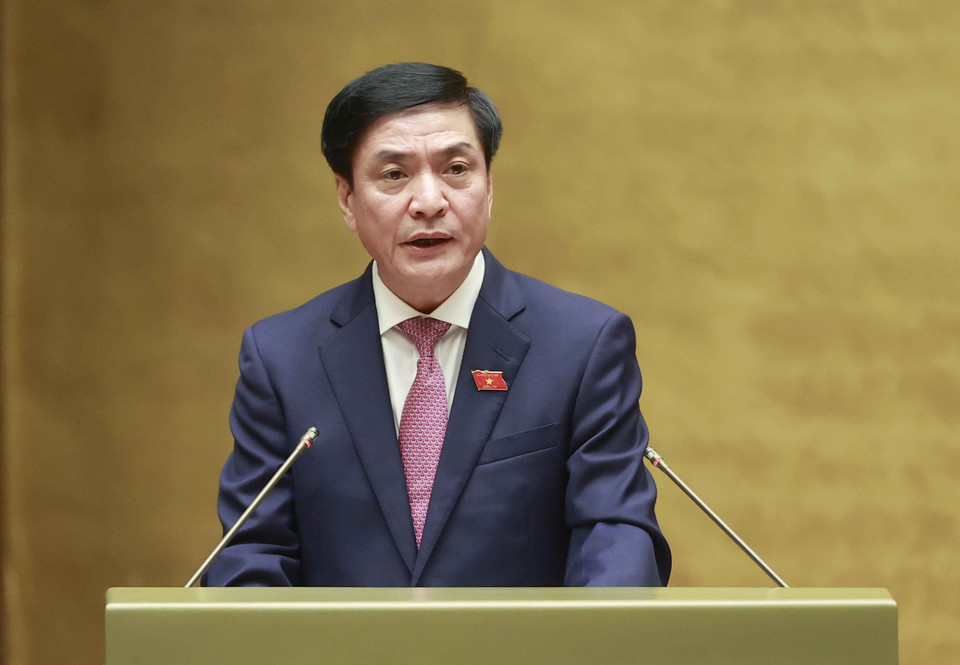 Ủy viên Ủy ban Thường vụ Quốc hội, Tổng Thư ký Quốc hội - Chủ nhiệm Văn phòng Quốc hội Bùi Văn Cường trình bày Báo cáo giải trình, tiếp thu, chỉnh lý dự thảo Nghị quyết kỳ họp thứ 5, Quốc hội khóa XV và dự thảo Nghị quyết kỳ họp thứ 5. (Ảnh: Doãn Tấn/TTXVN) 