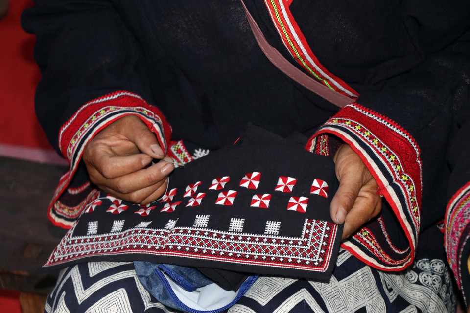 Sản phẩm hoa văn trên vải do nghệ nhân người Dao thực hiện. (Ảnh: Hữu Quyết/TTXVN)