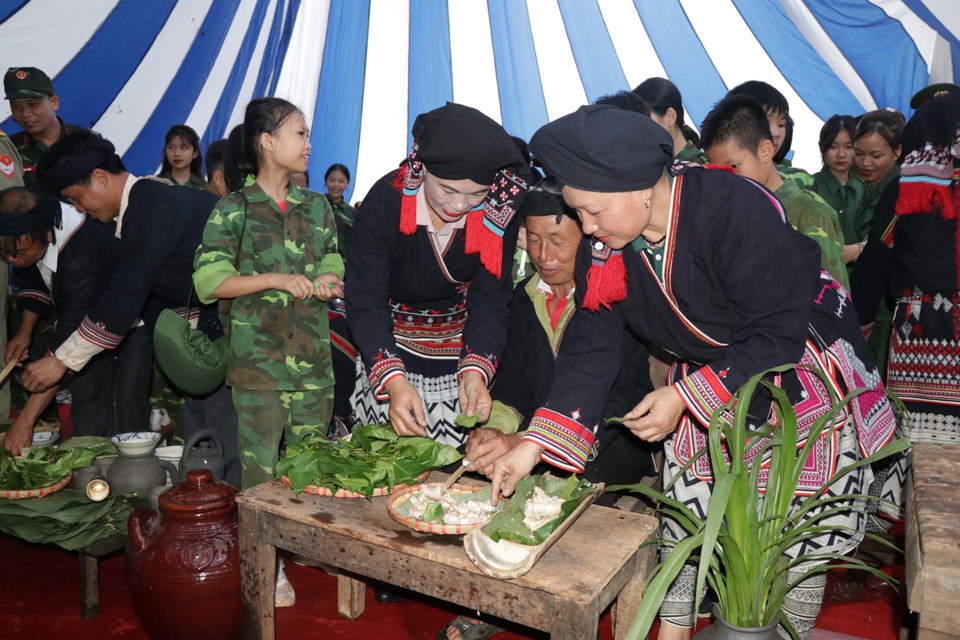 Các nghệ nhân giới thiệu về ẩm thực của dân tộc Dao. (Ảnh: Hữu Quyết/TTXVN)
