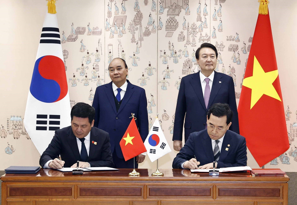 Chủ tịch nước Nguyễn Xuân Phúc và Tổng thống Hàn Quốc Yoon Suk-yeol chứng kiến lễ ký các biên bản ghi nhớ giữa Bộ Công Thương Việt Nam với Bộ Thương mại, Công nghiệp và Năng lượng Hàn Quốc về hợp tác chuỗi cung ứng khoáng sản cốt lõi; Hợp tác toàn diện trong lĩnh vực điện lực; và vấn đề Cộng gộp xuất xứ hàng hóa. (Ảnh: Thống Nhất/TTXVN)