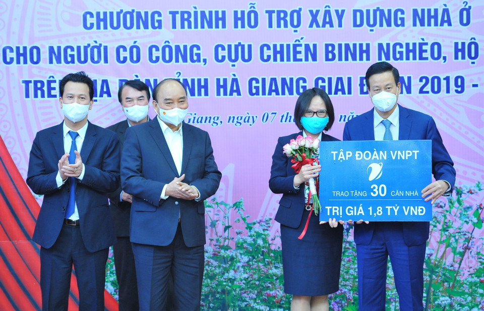 Các tập đoàn, doanh nghiệp ủng hộ chương trình hỗ trợ xây dựng nhà ở cho người có công, cựu chiến binh nghèo, hộ nghèo trên địa bàn tỉnh Hà Giang. (Ảnh: Minh Đức/TTXVN)