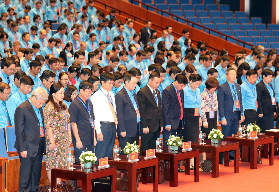 Đại biểu dự Đại hội thực hiện nghi lễ chào cờ. (Ảnh: TTXVN)