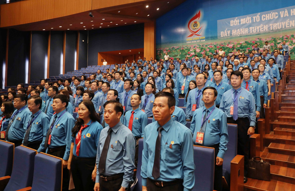 Đại biểu dự Đại hội thực hiện nghi lễ chào cờ. (Ảnh: TTXVN)