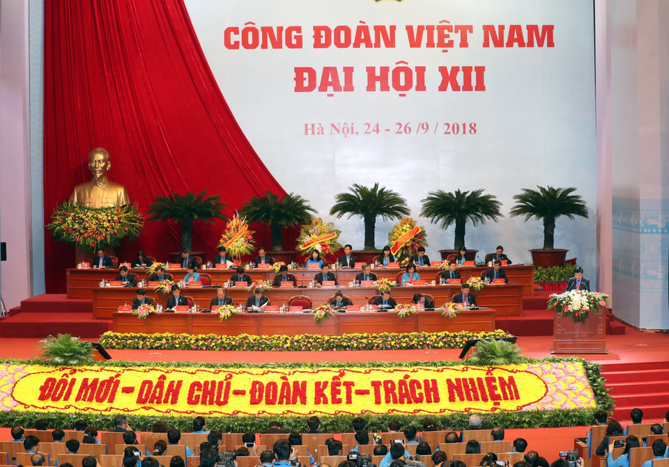 Đoàn Chủ tịch điều hành phiên khai mạc Đại hội XII Công đoàn Việt Nam. (Ảnh: TTXVN)