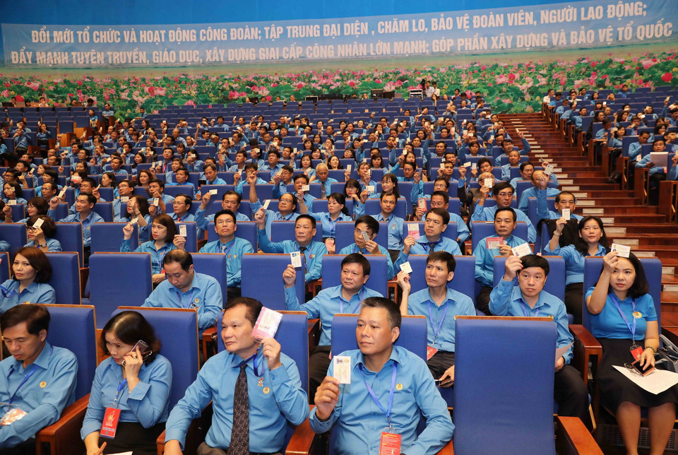  Các đại biểu biểu quyết thông qua danh sách Đoàn Chủ tịch Đại hội. (Ảnh: TTXVN)